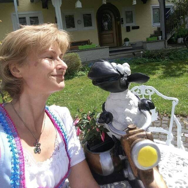 Angelika Spötzl mit Schaf Molly auf dem Motorrad