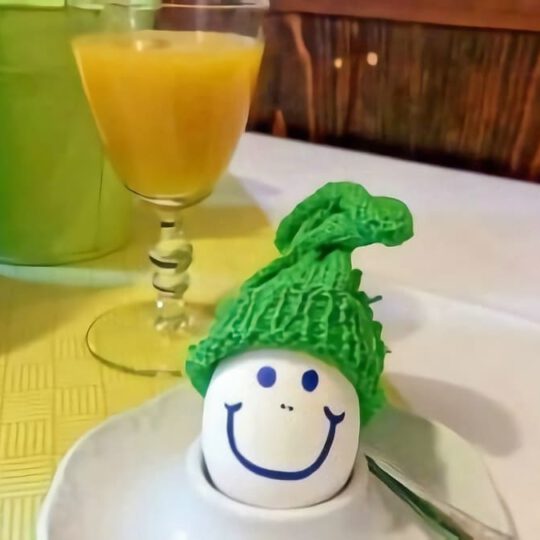 Lachendes Ei mit Mütze